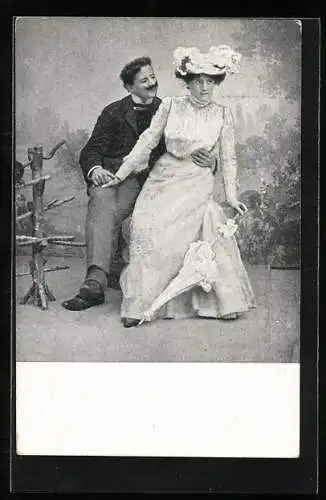 AK Mann und Frau mit Schirm auf Bank sitzend