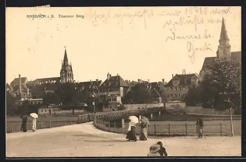 AK Ansbach / Bayern, Passanten am Eisernen Steg, Blick zum Ortseingang und Kirche