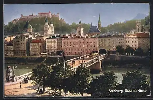 AK Salzburg, Staatsbrücke mit Strassenbahn und Passanten
