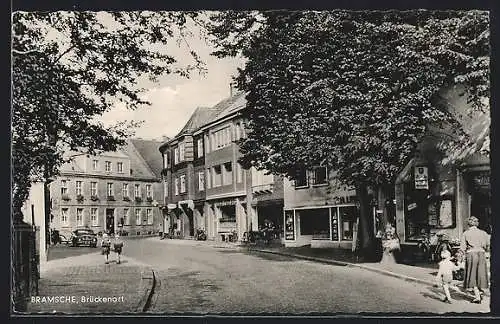 AK Bramsche, Brückenort, Strassenpartie mit Geschäften