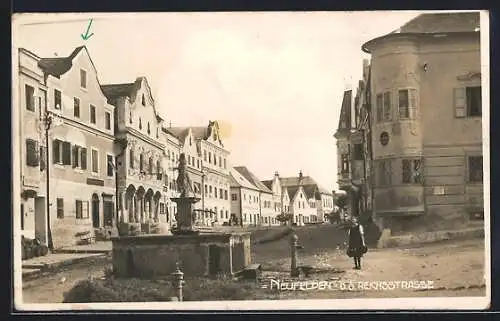 AK Neufelden /O. Ö., Reichsstrasse mit Brunnen