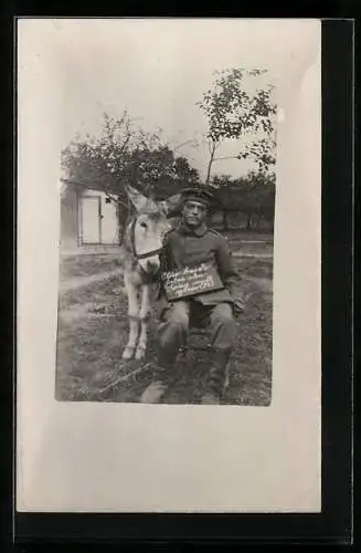 Foto-AK Wir beide haben den Krieg nicht gewollt!, Soldat und Esel, Friedensbewegung