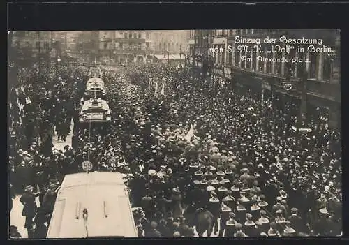 AK Berlin, Einzug d. Besatzung v. S.M.H. Wolf am Alexanderplatz m. Strassenbahnen