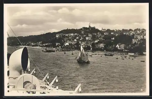 AK Hamburg-Blankenese, Blick von Bord eines Schiffes auf den Ort