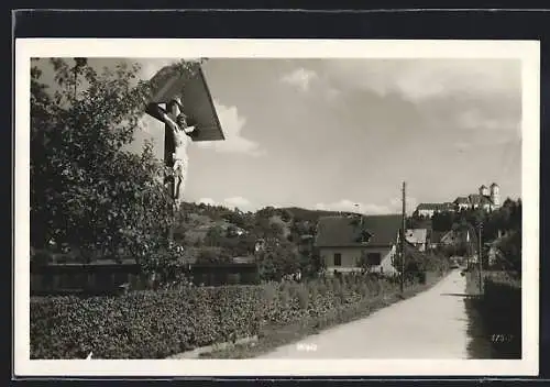 AK Weiz, Strassenpartie mit Wegkreuz