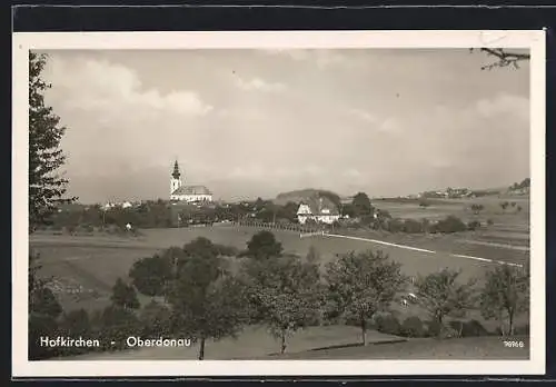 AK Hofkirchen / Oberdonau, Ortsansicht mit Kirche