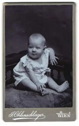 Fotografie Jos. Ohlenschlager, Wien, Vierthalergasse 12, Baby im weissen Kleidchen