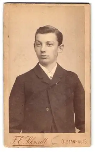 Fotografie F. E. Schmidt, Olbernhau i. Sa., Junger Herr im Anzug
