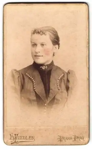 Fotografie H. Fiedler, Prag, Wenzelsplatz 24, Junge Dame im schwarzen Kleid