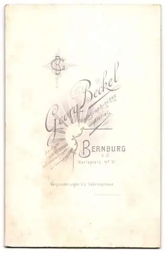 Fotografie Georg Beckel, Bernburg, Karlsplatz 31, Dame mit Perlenkette