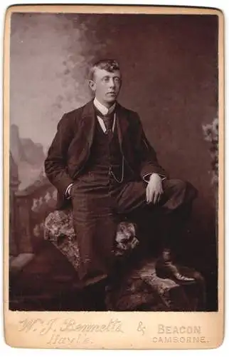 Fotografie W. J. Bennetts, Hayle, Junger Herr im Anzug