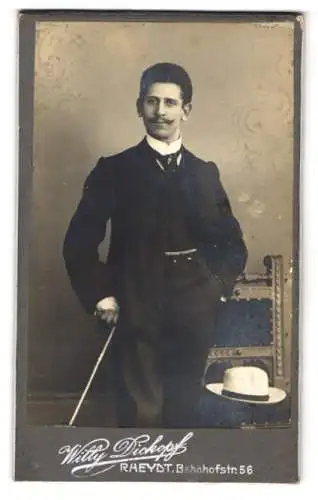 Fotografie Willy Dickopf, Rheydt, Bahnhofstr. 56, Eleganter Herr mit einem Stock