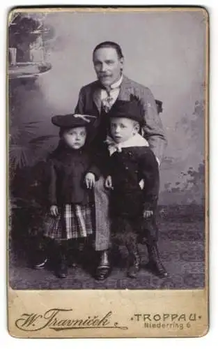 Fotografie W. Travnicek, Troppau, Niederring 6, Bürgerlicher Herr mit einem Kinderpaar