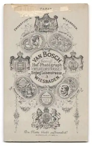 Fotografie van Bosch, Wiesbaden, Wilhelmstr. Eingang Luisenstr. 3, Junges Paar in modischer Kleidung