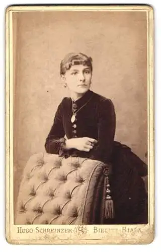 Fotografie Hugo Schreinzer, Biala bei Bielitz, Elegante Dame mit Amulett