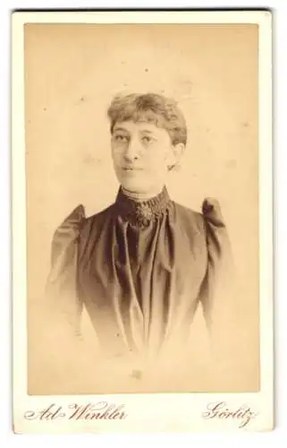 Fotografie Ad. Winkler, Görlitz, Berliner-Str. 12, Junge Dame im Kleid mit Kragenbrosche