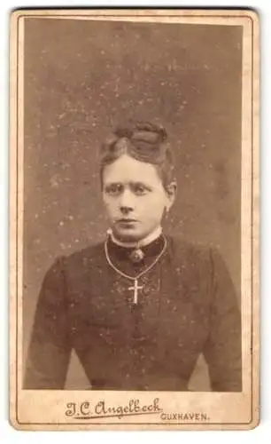 Fotografie J. C. Anglebeck, Cuxhaven, Friedrichstrasse, Elegante Dame mit Kragenbrosche und Kreuzkette