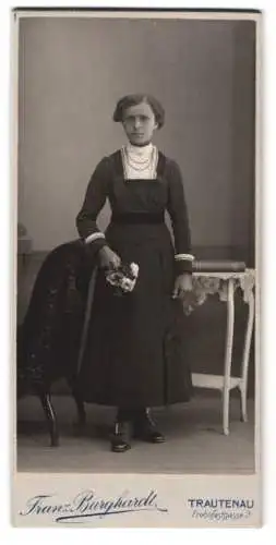 Fotografie Franz Burghardt, Trautenau, Frohnfestgasse 3, Junge Frau im taillierten Kleid mit Blumenbouquet