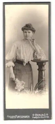Fotografie Atelier Hirschweh, Berlin, Frankfurter Allee 188, Junge Frau in eleganter weisser Bluse mit grauem Rock