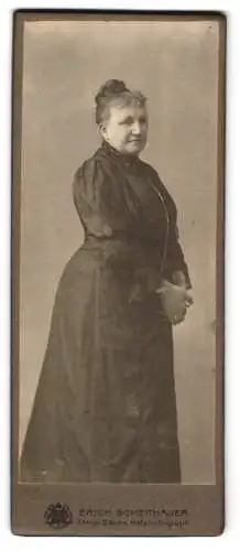 Fotografie Erich Scheithauer, Zwickau, Ältere Dame mit hochgestecktem Haar in elegantem Kleid