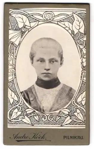 Fotografie Andre Köck, Pilsdorf, Junge Frau mit adretter Frisur und melancholischem Blick, im Jugendstil-Passepartout