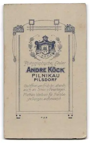 Fotografie Andre Köck, Pilsdorf, Junge Frau mit adretter Frisur und melancholischem Blick, im Jugendstil-Passepartout