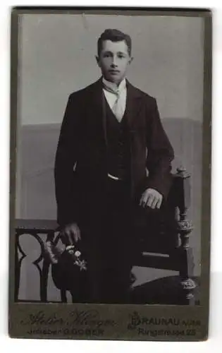 Fotografie G. Gober, Braunau a. Inn, Ringstr. 23, Junger Herr im Anzug mit Krawatte