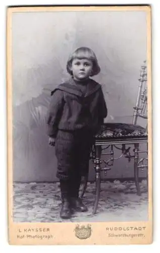Fotografie L. Kaysser, Rudolstadt, Schwarzburgerstr. 39 a, Kleiner Junge im Matrosenanzug