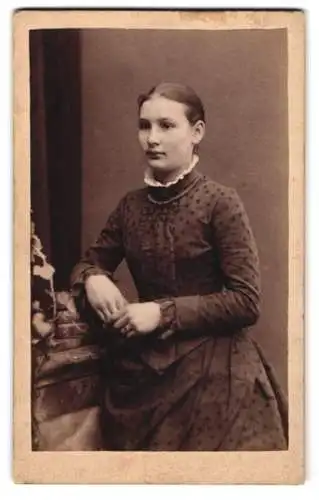 Fotografie J. F. Petersen, Lübeck, Obere Aegidienstr. 681 bei der Königstr., Junge Dame in zeitgenössischer Kleidung