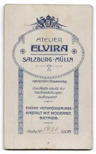 Fotografie Atelier Elvira, Salzburg-Mülln, Süsses Kleinkind im Hemd mit nackigen Füssen