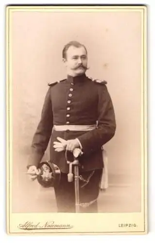Fotografie Alfred Naumann, Leipzig, sächsischer Soldat in Uniform mit Pickelhaube und Epauletten, Säbel