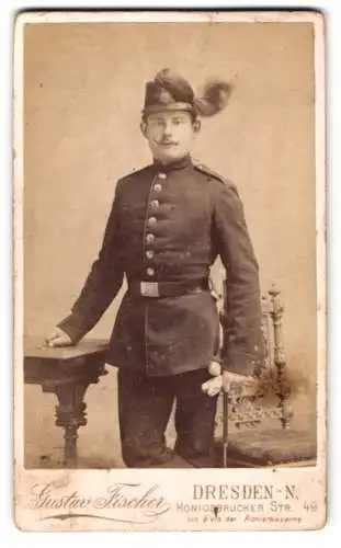 Fotografie Gustav Fischer, Dresden, Soldat sächsischer Jäger in Uniform mit Tschako