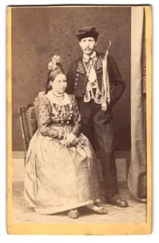 Fotografie Ludw. Holl, Mergentheim, Paar in Tracht mit geschmücktem Kleid und Jacke