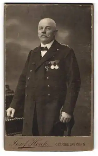 Fotografie Josef Henk, Oberhollabrunn, K.u.K. Marine Offizier in Uniform mit Orden an der Brust