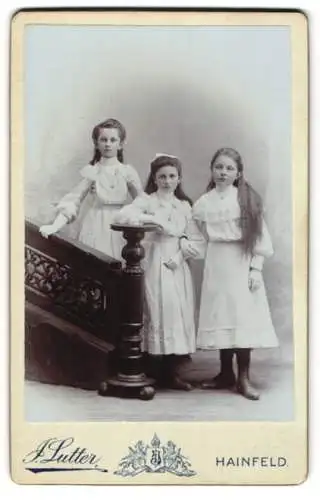 Fotografie Josef Lutter, Hainfeld, Bahnstr. 173, drei junge Mädchen mit langen Haaren in hellen Kleidern