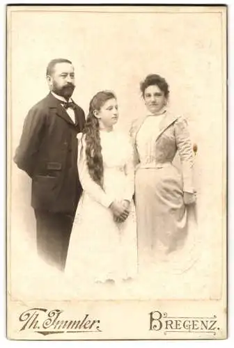Fotografie Th. Immler, Bregenz, Mutter und Vater mit ihrer Tochter im weissen Kleid mit langen Haaren und Perlenkette