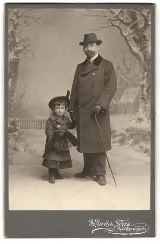 Fotografie Ph. Does & Söhne, Bad Kreuznach, Vater mit seiner Tochter in Winterkleidung vor einer Winter Studiokulisse