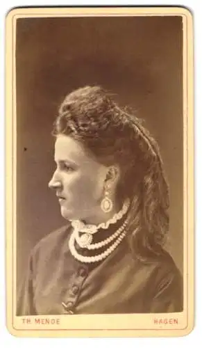 Fotografie Th. Mende, Hagen, Elberfelder Str. 82, junge Frau mit hochgesteckter Frisur im Seitenprofil, Perlenkette
