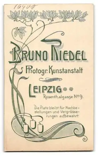 Fotografie Bruno Riedel, Leipzig, junge Dame im verzierten Kleid mit Spitze und breitkrempigem Hut