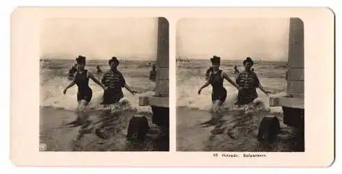 Stereo-Fotografie NPG, Berlin, Ansicht Ostende, Baigneuses, junge Frauen in Bademode kommen aus dem Meer