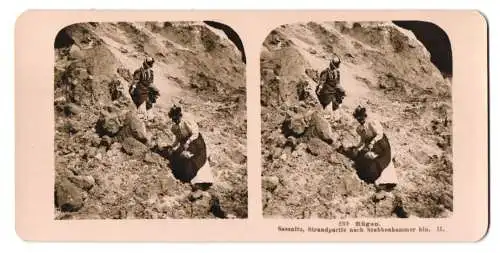 Stereo-Fotografie NPG, Berlin, Ansicht Sassnitz, Damen in Kleidern erklimmen den Strand zum Stubbenkammer hin