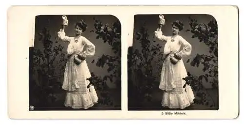 Stereo-Fotografie NPG, Berlin-Steglitz, Trinkfeste Dame winkt mit Bierkrügen der Spaten-Brauerei