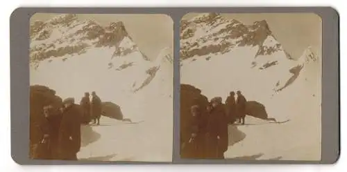 Stereo-Fotografie Bergsteiger machen kurze Rast auf einem verschneiten Bergkamm