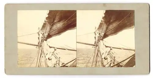 Stereo-Fotografie Matrosen in der Takelage eines Segelschiffes hissen verschiedene Segel