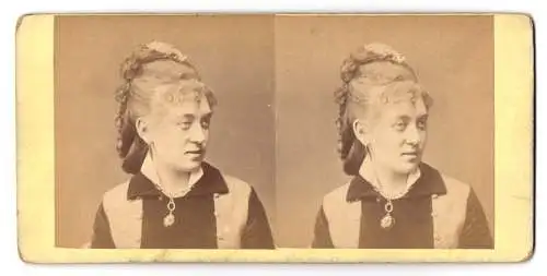 Stereo-Fotografie junge Dame mit modischer Frisur trägt Schmuck Brosche und Ohrringe