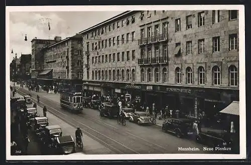 AK Mannheim, Strasse Neue Planken mit Geschäften und Strassenbahn