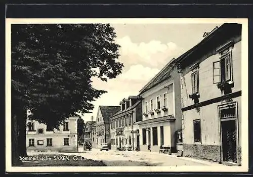 AK Saxen /O.-Oe., Strassenpartie mit Gebäudeansicht und Auto