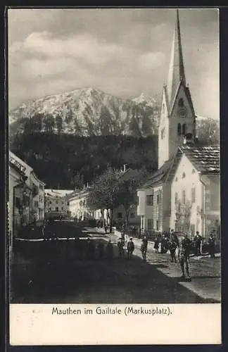 AK Mauthen, Markusplatz mit Kirche und Passanten