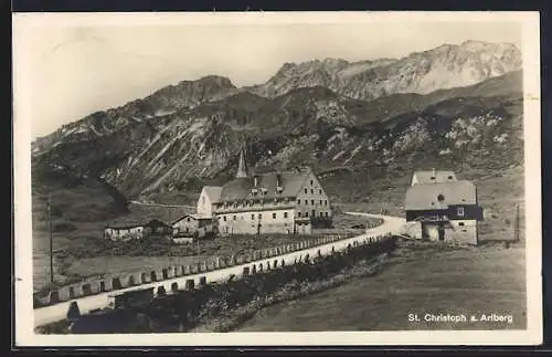 AK St. Christoph a. Arlberg, Ortsansicht mit Bergen