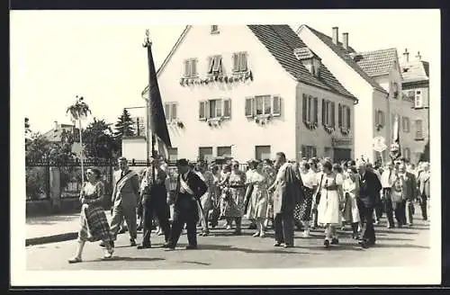 Foto-AK Aalen, Schützenfest, Festzug passiert geschmückte Häuser